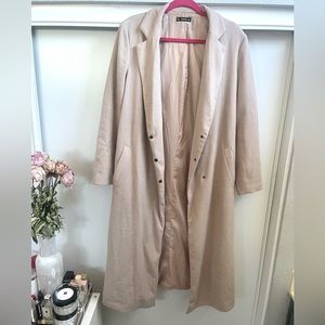 Long trench coat, cozy perfect for fall. Not too heavy not too light, just right